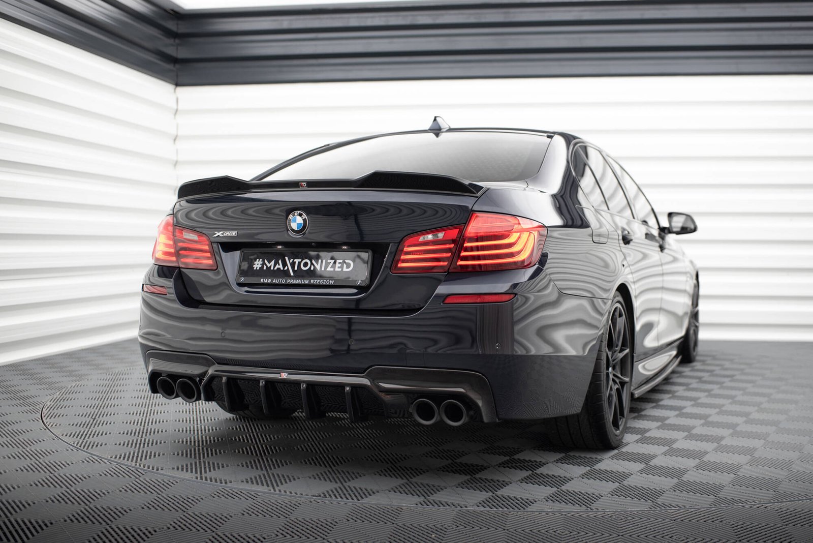 eng_pl_Rear-Valance-V-2-BMW-5-M-Pack-F10-Version-with-two-double-exhausts-20781_2.jpg