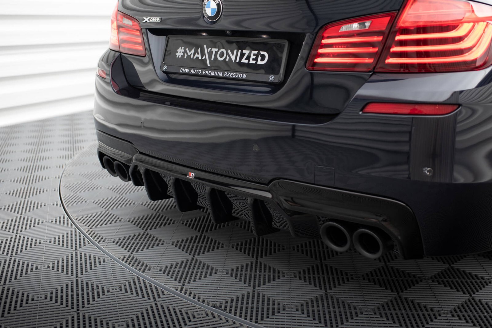 eng_pl_Rear-Valance-V-2-BMW-5-M-Pack-F10-Version-with-two-double-exhausts-20781_4.jpg